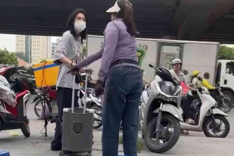 Vụ cô gái bị đuổi khi đứng ở vỉa hè bến xe Mỹ Đình: Phạt người bán trà đá