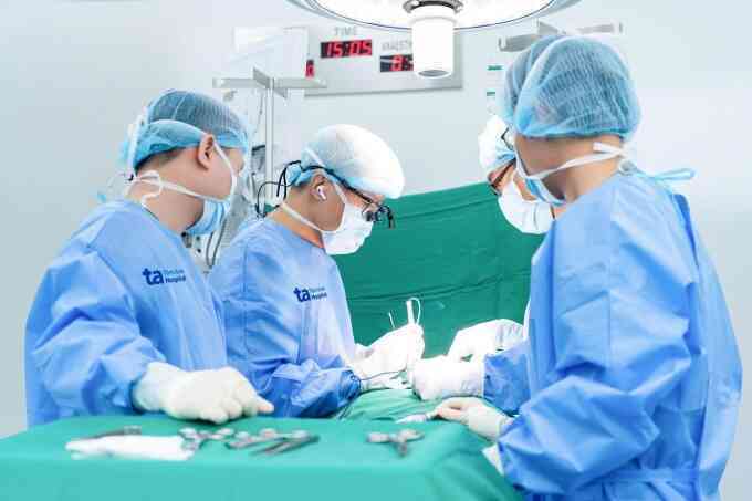 Bướu giáp thòng xuống ngực bít đường thở