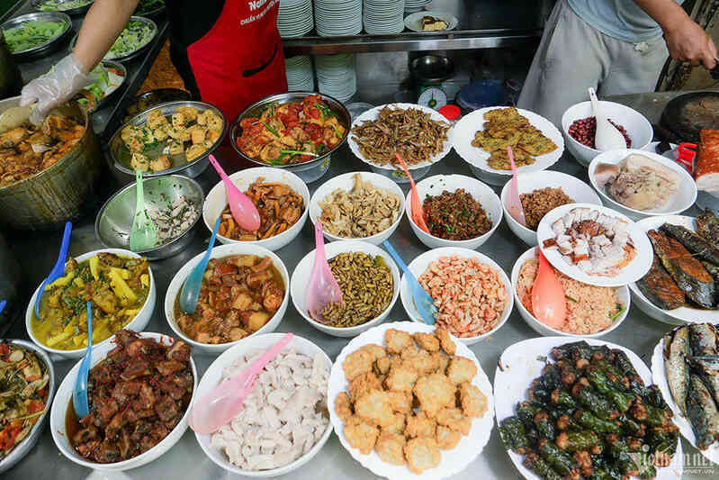 Chủ quán cơm văn phòng chật vật tồn tại vì 