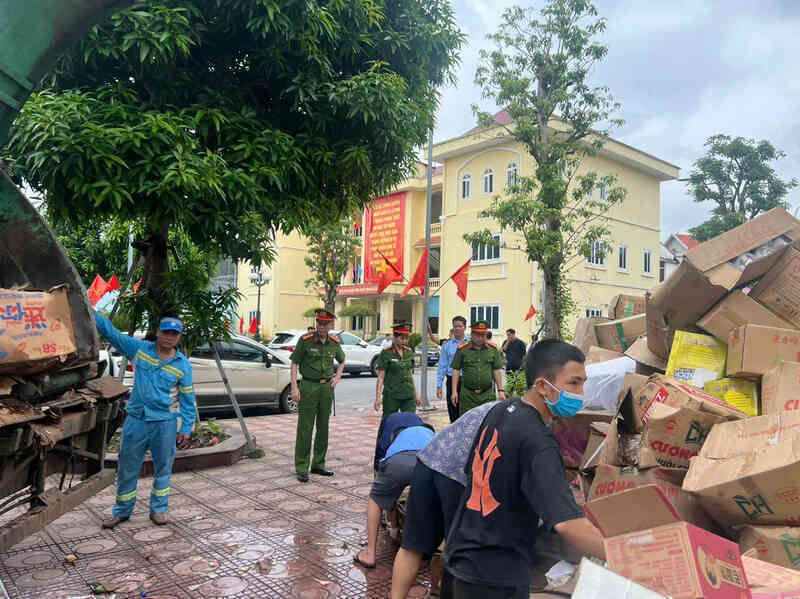 Hà Nội tiêu hủy 25 tấn bánh kẹo, thực phẩm bẩn ở làng nghề La Phù
