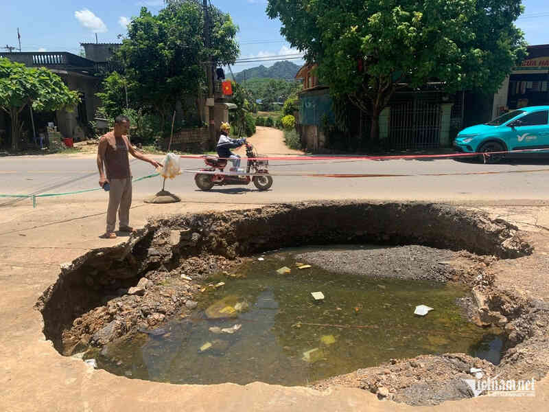 ‘Hố tử thần’ xuất hiện ở Phú Thọ 1 tháng, đổ 50 khối đất không lấp đầy