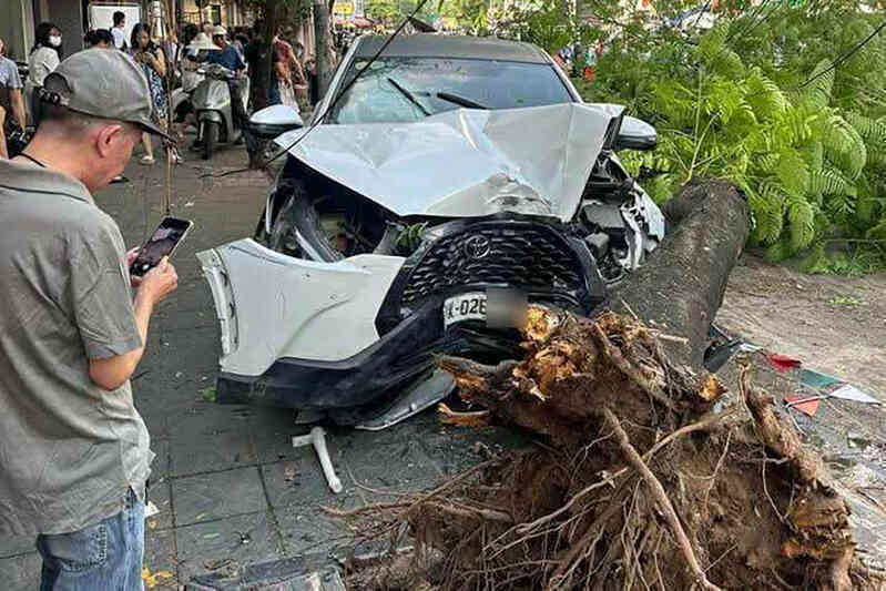 Ô tô con húc đổ cây và xe máy ở Hà Nội, nhiều nạn nhân nằm dưới đường