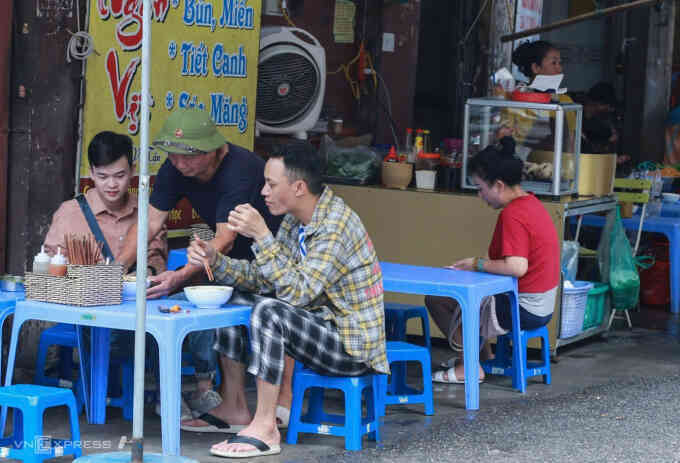 Sở Y tế Hà Nội: `70% điểm bán thức ăn đường phố khó truy xuất nguồn gốc`