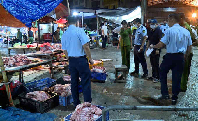 Tẩm tiết lên thịt lợn bệnh để `phù phép` thành hàng tươi ngon