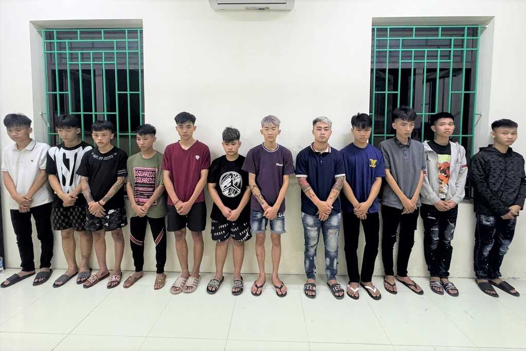 Khởi tố 12 thanh niên mang hung khí đi xe máy "thanh toán" nhau trên phố