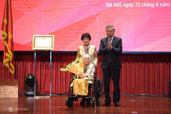 Tổng Bí thư trao danh hiệu Anh hùng Lao động cho bà Nguyễn Thị Bình