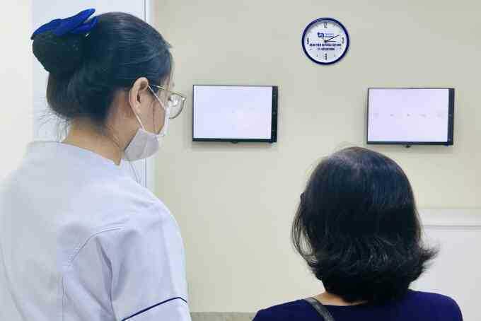 Thay thủy tinh thể cho người nhiều bệnh nền