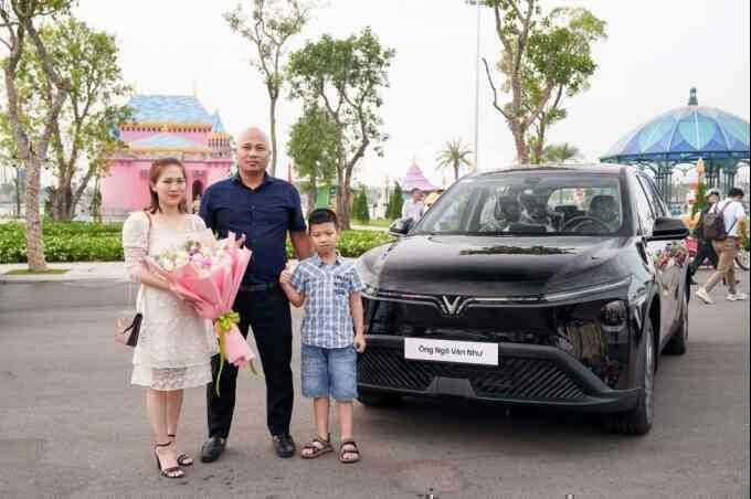 Tài xế dịch vụ đánh giá VinFast Limo Green