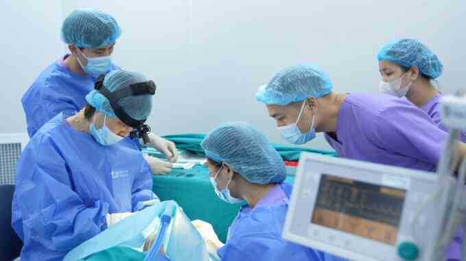 Bị lác mắt khi nào cần mổ?