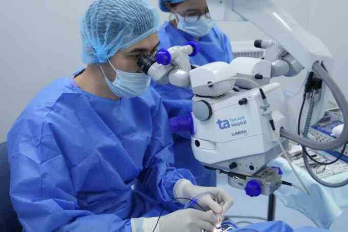 Giun đũa chó ký sinh trong mắt bé gái