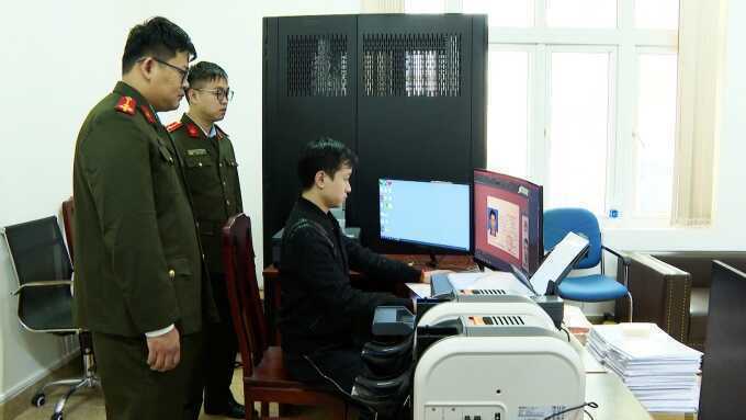 Nhóm làm giả thẻ căn cước, bằng lái 