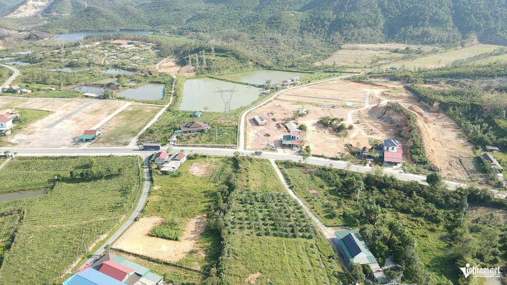 Ồ ạt phân lô, cày xới đất nông thôn ở Hà Tĩnh: Nhan nhản lô đất ‘cụt đường`
