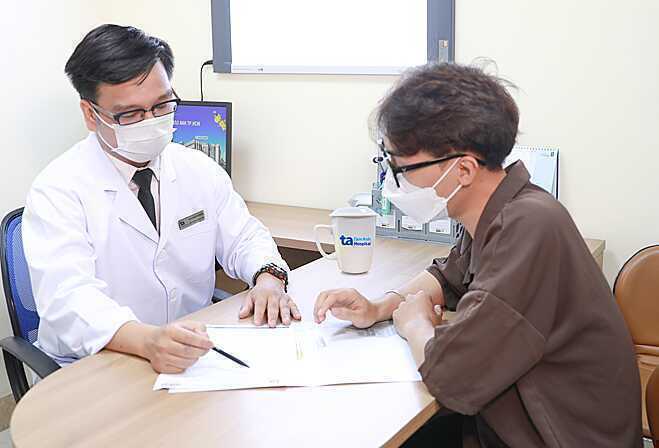 Đau nhức xương khớp nên uống thuốc hay bôi ngoài da?