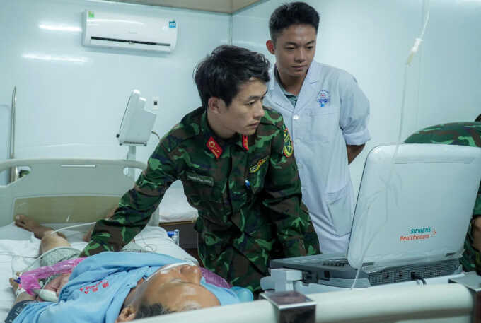 Công nhân trọng thương trên biển được trực thăng đưa về TP HCM cấp cứu