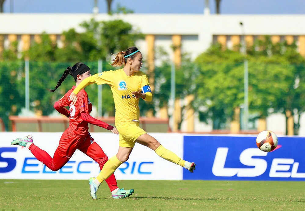 Hải Yến lập hat-trick, nữ Hà Nội tiếp tục bay cao