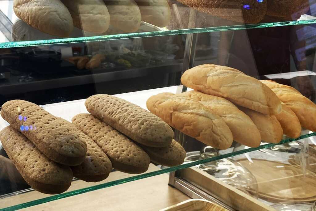 Vụ đi cấp cứu sau ăn bánh mì ở TPHCM: 65 học sinh có triệu chứng bất thường