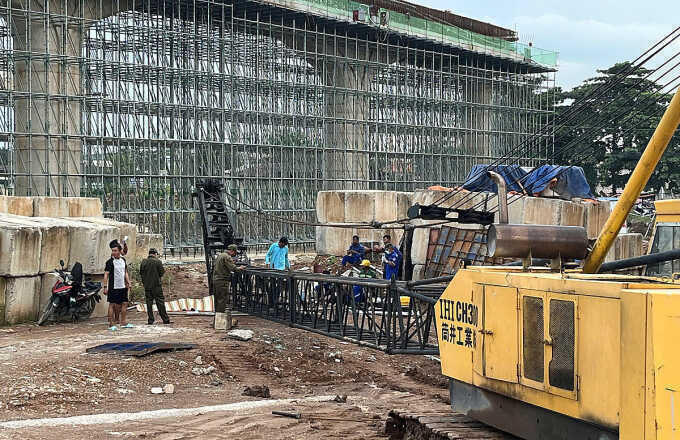 Cần cẩu ở Vành đai 3 TP HCM sập đè nam công nhân tử vong
