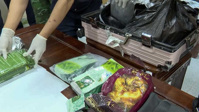14 kg ma túy chất đầy valy