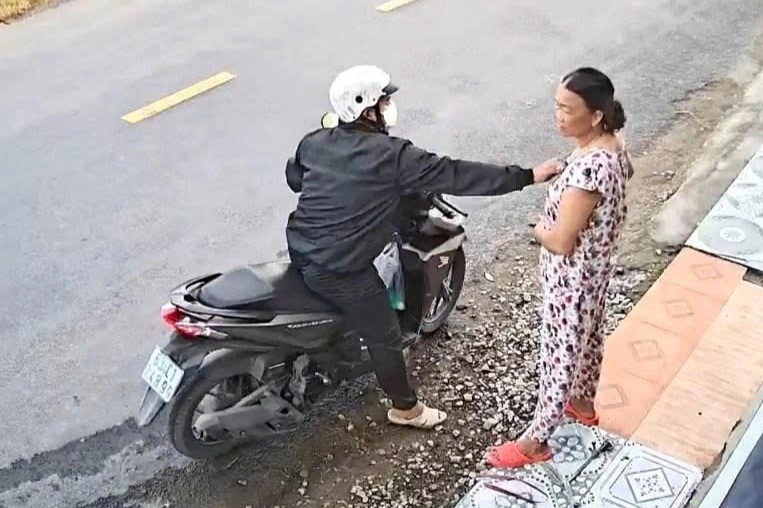 Chủ tiệm tạp hoá bị tên cướp kéo lê