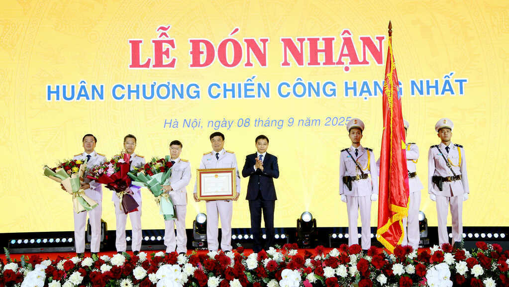 Hải quan đón nhận Huân chương Chiến công hạng Nhất nhân dịp kỷ niệm 80 năm