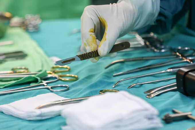 Pháo nổ đốt mặt bé trai cháy đen