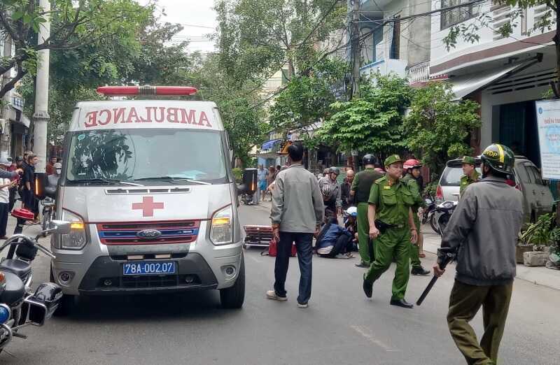 Con trai đâm bạn của mẹ nguy kịch