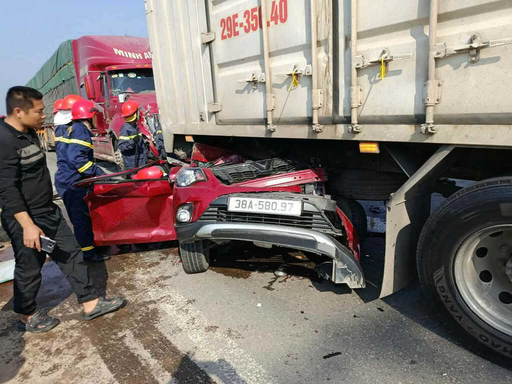 Ô tô con bẹp dúm sau tai nạn liên hoàn, 3 người trên xe bị trọng thương