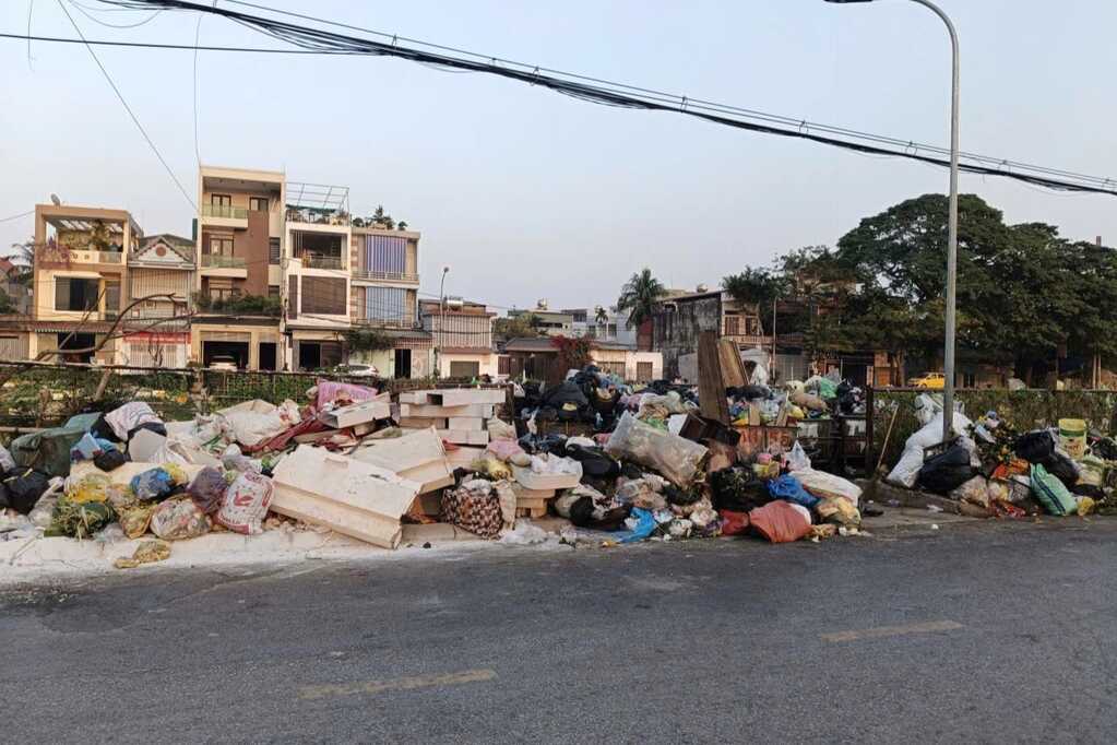Rác ngập ngụa, hôi thối trên nhiều tuyến đường ở Thanh Hóa