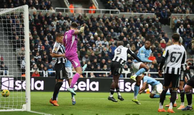 Guardiola phẫn nộ với VAR