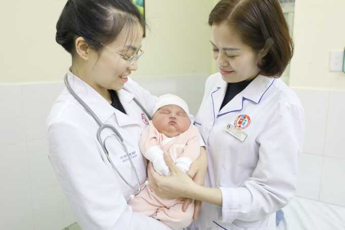 Bé gái chào đời nặng 5,1 kg