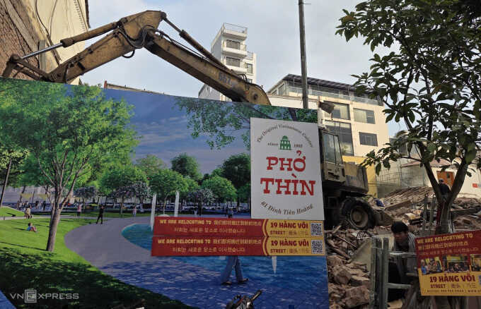 Tháo dỡ công trình bên Hồ Gươm