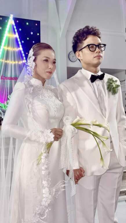 Ca sĩ `Bốn chữ lắm` cưới