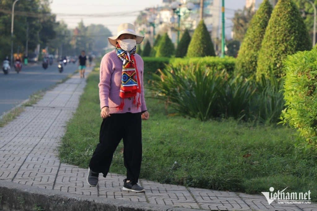 TPHCM lạnh se sắt, cảm nhận chỉ 17 độ C ngỡ như ở Đà Lạt