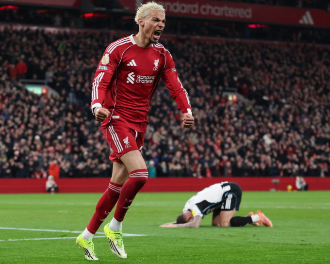 Liverpool thắng ngược Newcastle