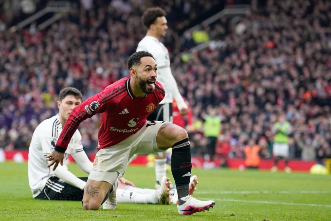 Man Utd thắng Fulham kịch tính ở phút bù