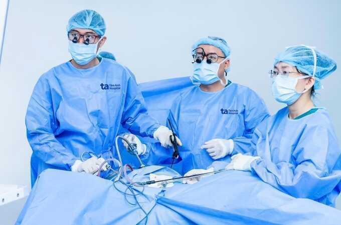 Mổ nội soi cắt ruột thừa bé trai