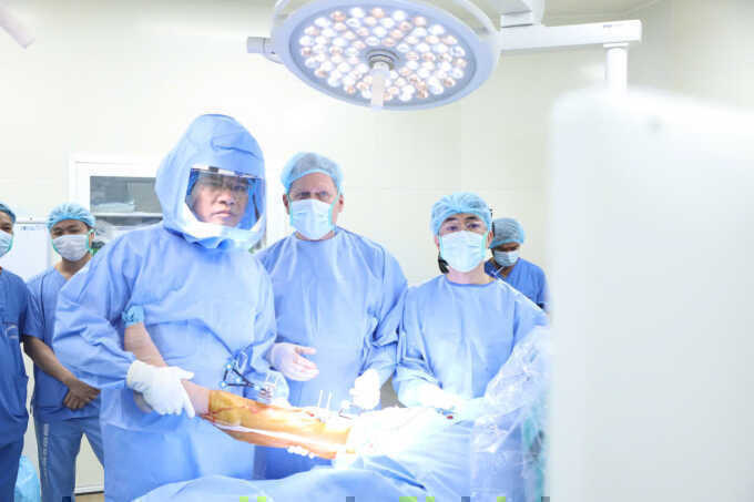 Hồi sinh đôi chân bằng robot phẫu thuật