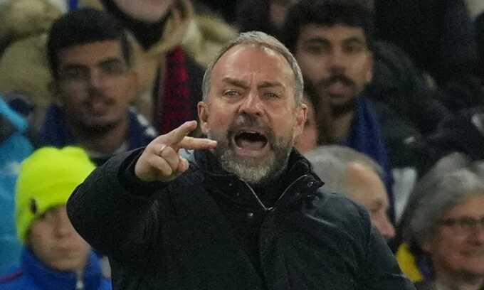 Cầu thủ Barca chất vấn HLV Flick