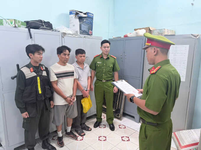 Hai người đánh nhau, leo nắp capo ôtô trước sân bay Tân Sơn Nhất