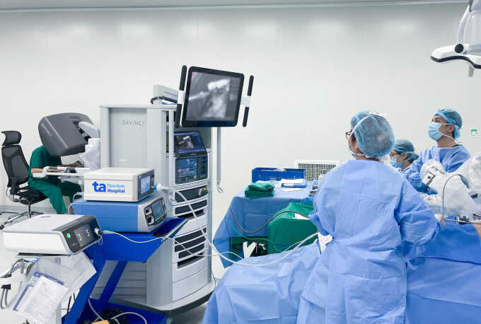 Mổ u phổi bằng robot