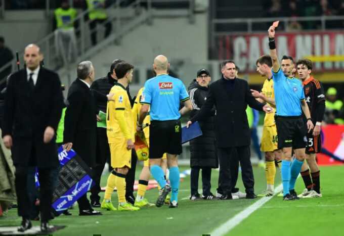 HLV Fabregas bị mắng là `đồ trẻ con`