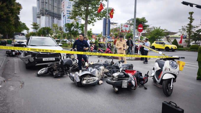 Ôtô tông 10 xe máy đang chờ đèn đỏ