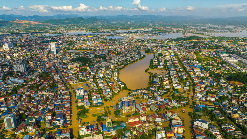 Vượt bão lũ kỷ lục