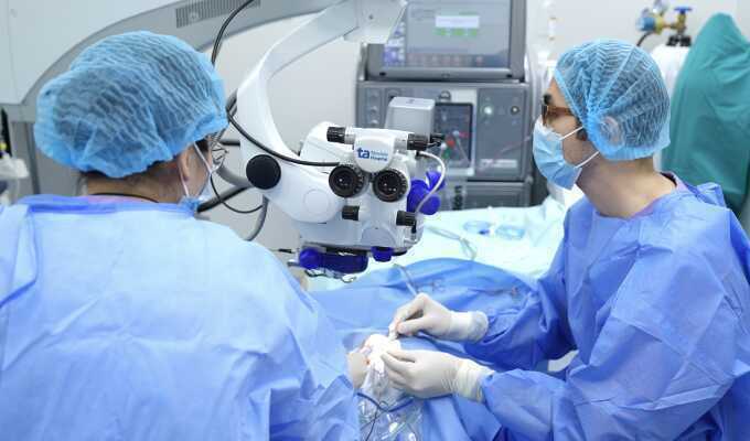 Bệnh lỗ hoàng điểm là gì?