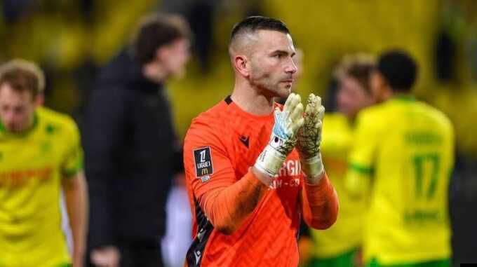 Thủ môn ăn vạ vì lễ Ramadan