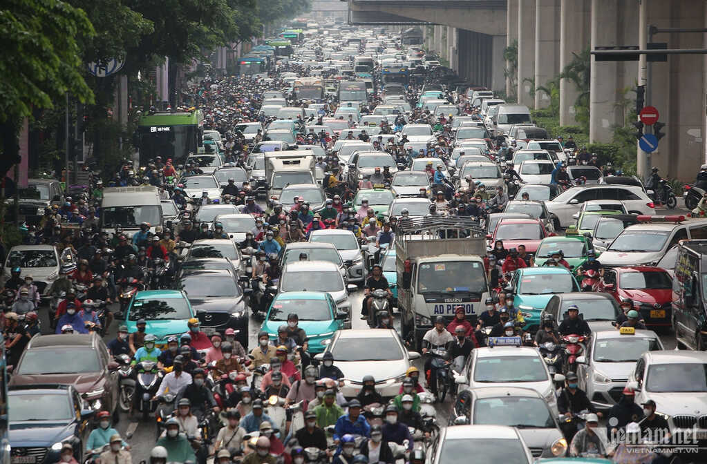 Hà Nội đưa ra lộ trình chuyển 100% taxi chạy xăng, dầu sang xe điện