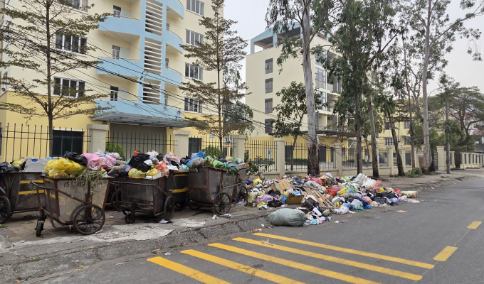 Rác thải chất đống trên đường phố Sầm Sơn