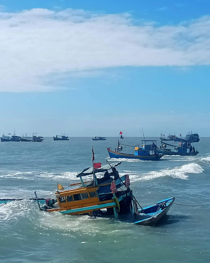 Tàu chở 15 người bị chìm