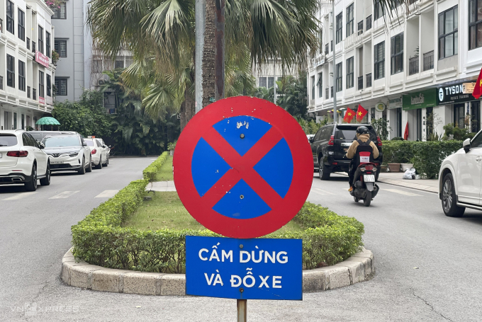 Đường trước nhà không được dừng đỗ, taxi đến đón có bị 