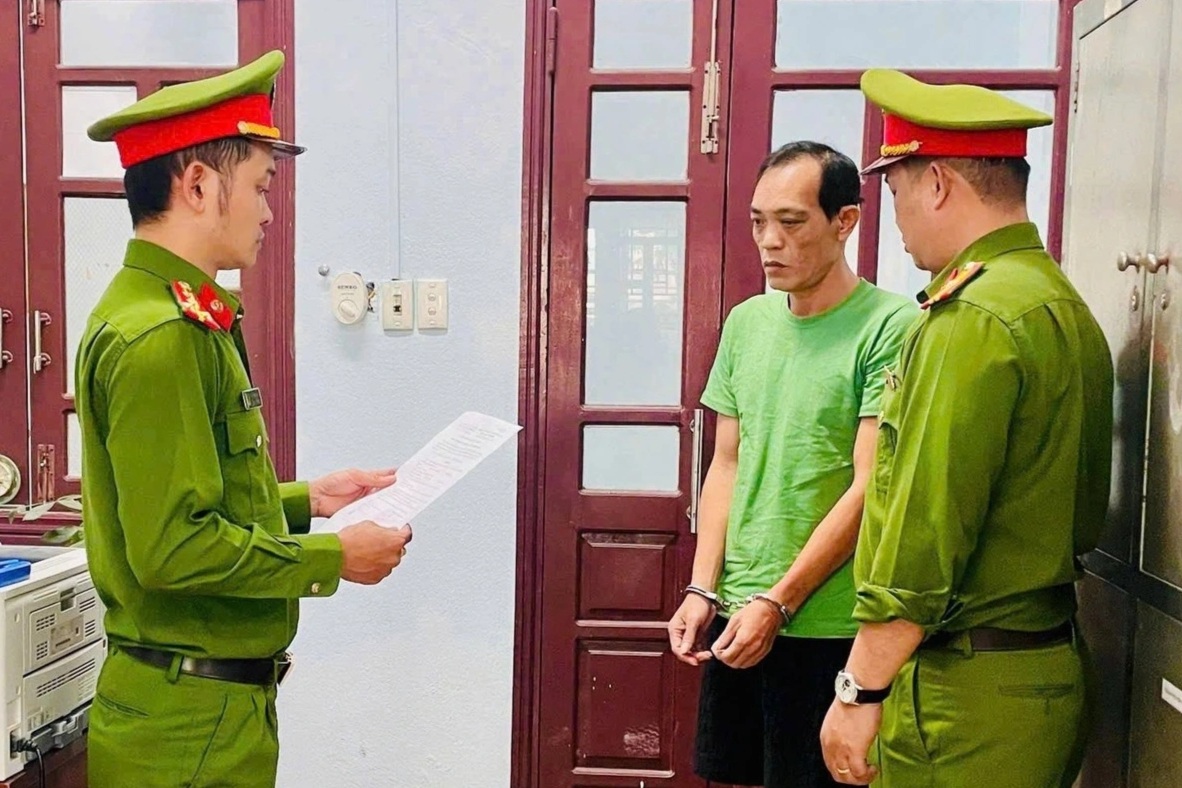 Khởi tố người đàn ông cầm hung khí gây náo loạn khu phố